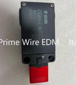 Safety switch with separate actuator with lock
